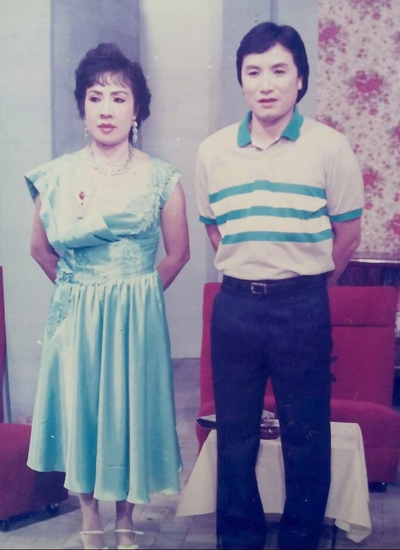 
Nghệ sĩ Minh Vương (phải) và nghệ sĩ Lệ Thủy thời trẻ.
