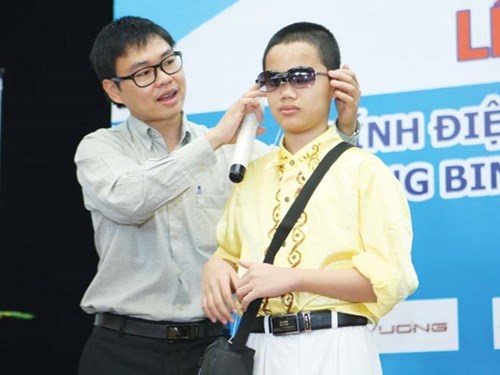 TTS Nguyễn Bá Hải tặng kính Mắt thần cho người khiếm thị tại Hà Nội vào tháng 7/2013.