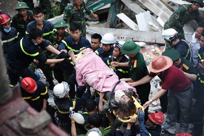 Lực lượng cứu hộ đã cứu được 6 người còn sống khỏi hiện trường, trong đó 2 người phải nhập viện. Ảnh: Việt Hùng.