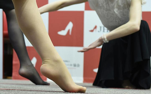 
Lớp học đi giày cao gót ở Tokyo. Ảnh: AFP

