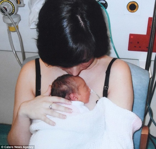
Sau 5 lần sẩy thai, niềm hạnh phúc vỡ òa khi cô sinh bé gái đầu lòng vào năm 2009.
