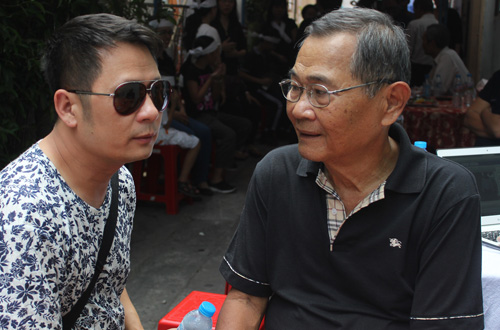 
Một số nghệ sĩ Việt đã đến chia sẻ niềm mất mát của gia đình Nguyễn Ánh 9 và thắp nén hương cầu nguyện ông yên nghỉ.
