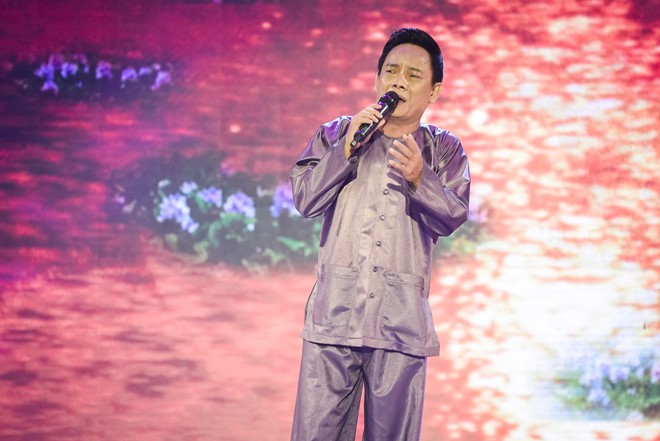 
Nghệ sĩ Tấn Hoàng mở đầu đêm thi với nhạc phẩm Hoàng hôn màu tím. Vẫn như mọi khi, nam nghệ sĩ để lại ấn tượng trong lòng khán giả nhờ lối hát đầy cảm xúc.
