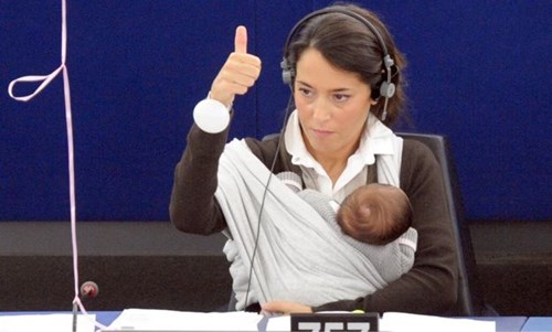 Nữ nghị sỹ &Yacute; Licia Ronzulli đưa con 1 th&aacute;ng tuổi tới họp quốc hội năm 2010. Ảnh: Getty.