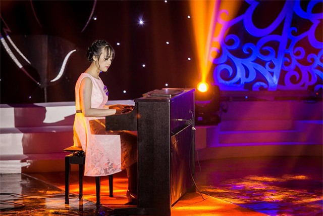 Màn biễu diễn đàn piano điêu luyện của cô nữ sinh 18 tuổi khiến nhiều người không ngớt lời khen ngợi.