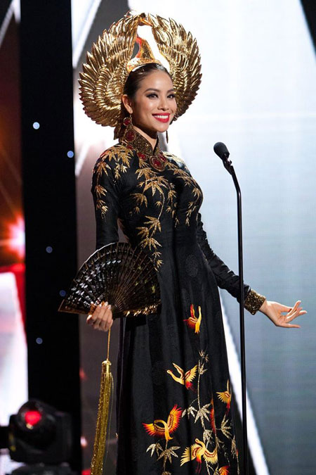 Không chỉ nhận được nhiều sự quan tâm của khán giả trong nước, nhiều chuyên gia sắc đẹp quốc tế cũng nhận định Phạm Hương thuộc top người đẹp sáng giá nhất.