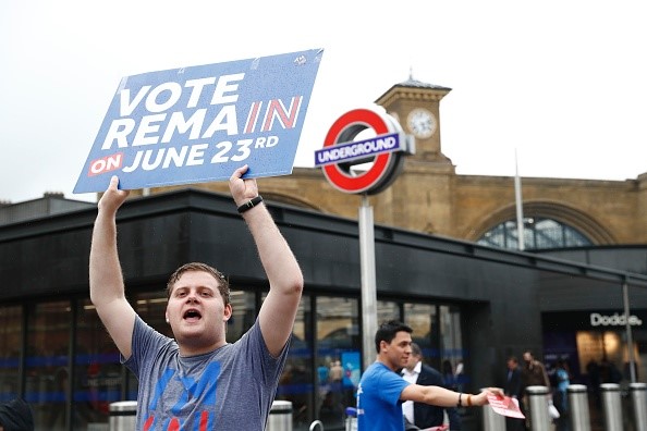 
Một người dân cầm tấm biển ủng hộ việc Anh ở lại EU. Ảnh: Getty
