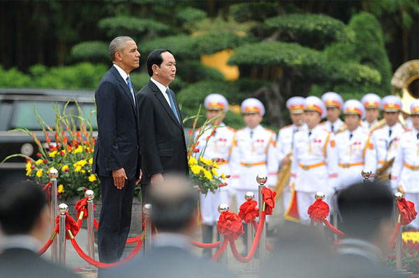 Chủ tịch nước Trần Đại Quang và Tổng thống Mỹ Barack Obama tại lễ đón. Ảnh Giang Huy