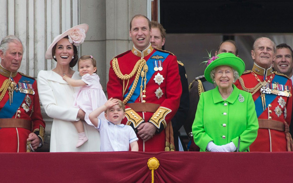 Gia đình 4 người nhà William cùng các thành viên hoàng gia. Nữ hoàng Elizabeth II nổi bật với bộ trang phục màu xanh lá. Ảnh: Telegraph