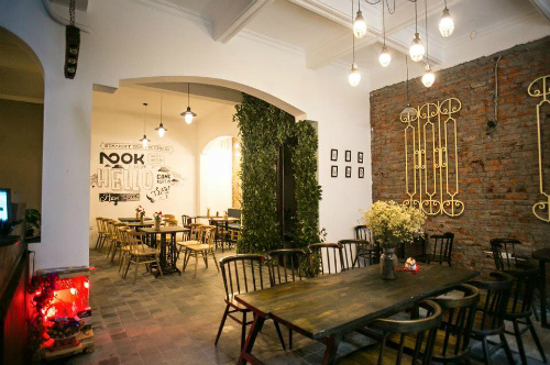 Bàn ghế gỗ mộc mạc đem lại cảm giác khá dễ chịu. Ảnh: Nook Coffee and tea house