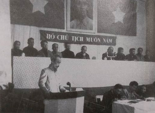 Chủ tịch Hồ Ch&iacute; Minh b&aacute;o c&aacute;o trước&nbsp;Quốc hội. Ảnh tư liệu
