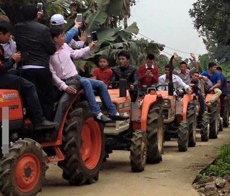 Dàn máy cày tháp tùng cô dâu, chú rể. Ảnh: NVCC.