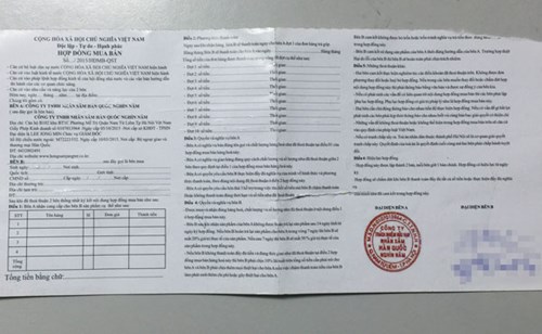
Mặt sau biến th&agrave;nh hợp đồng mua b&aacute;n chữ b&eacute; li ti, c&aacute;c cụ kh&ocirc;ng thể đọc nổi, d&ugrave; c&oacute; k&iacute;nh
