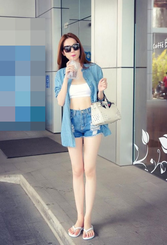 Ngọc Trinh khoe vòng eo thon thả, đôi chân mật ong trong chiếc quần short ngắn kết hợp crop top trắng và áo khoác ngoài denim. Đôi dép xỏ ngón không hề làm giảm sự bắt mắt của cô. Ngược là nó còn phù hợp và thoải mái cho những ngày đi dạo phố.