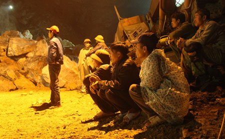 Người thân ngóng chờ tin từ đội cứu hộ lúc 21h. Ảnh: Lê Hoàng.