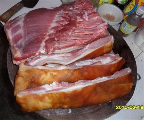 Đặc điểm thịt lợn mán là bì dày, ít mỡ, màu đỏ nhạt