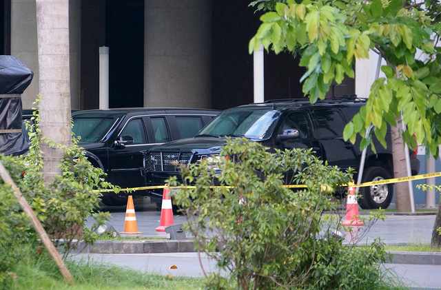 
Xe chở Tổng thống Hoa Kỳ cùng đoàn xe hộ tống được bảo vệ nghiêm ngặt tại sảnh trước khách sạn. Quanh đội xe được chăng dây ghi khu vực cấm.
