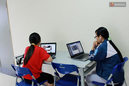 Các phòng khác, thay vì lên mạng đọc sách, báo hoặc tìm kiếm những thứ hữu ích, các nữ sinh này chỉ nghe nhạc và dạo Faceboook.
