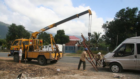 Chiếc xe g&acirc;y tai nạn được lực lượng cứu hộ đưa khỏi hiện trường - Ảnh: Ngọc Chi
