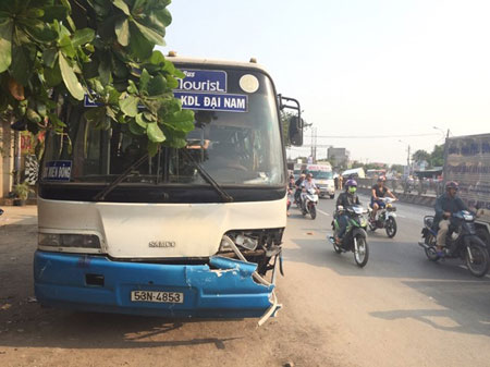 Chiếc xe buýt gây tai nạn kinh hoàng. Ảnh: Lê Trai. 