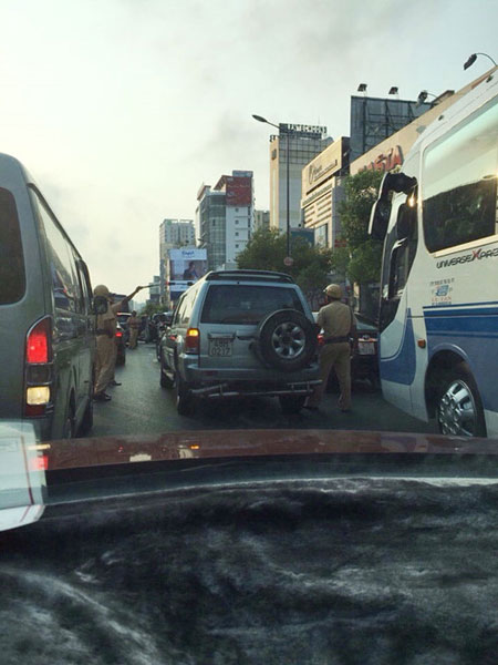 CSGT chặn xe điên” trên đường Nguyễn Văn Trỗi - Ảnh do bạn đọc cung cấp