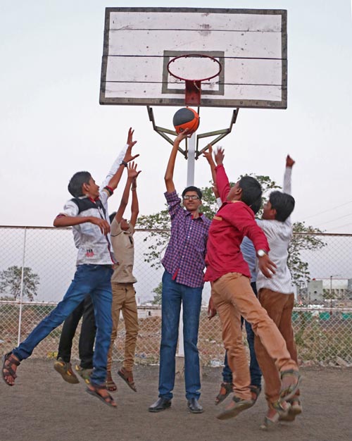 
Yashwant muốn trở thành vận động viên bóng rổ trong tương lai. (Ảnh Cover Asia Press)
