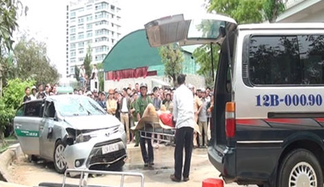 Lực lượng chức năng đưa thi thể các nạn nhân đã được trục vớt ra khỏi xe taxi để đi làm công tác khám nghiệm 