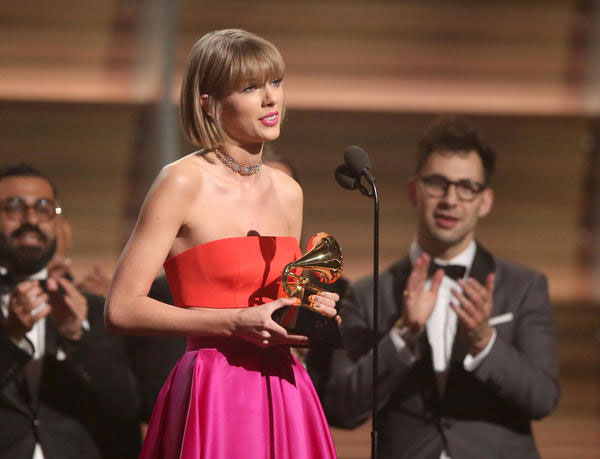 Taylor Swift tôn vinh phụ nữ khi lên nhận giải.