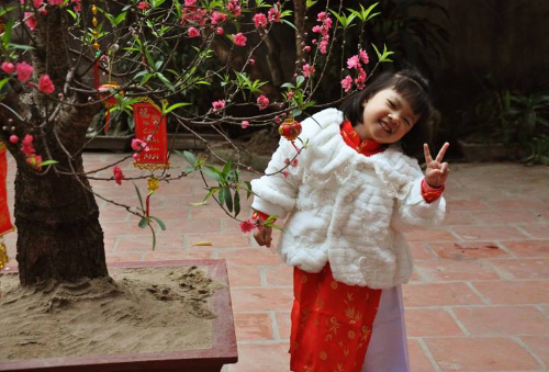 Nhiều gia đ&igrave;nh rơi v&agrave;o t&igrave;nh huống dở kh&oacute;c dở cười khi cả vợ chồng con c&aacute;i đứng ngo&agrave;i chờ người đến x&ocirc;ng nh&agrave;. Ảnh minh họa: Th&uacute;y Hằng.