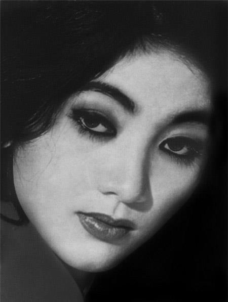 
Trước năm 1975, Thẩm Thúy Hằng là minh tinh màn bạc nổi tiếng. Bà không chỉ nổi tiếng trong nước mà còn tham gia nhiều phim của các nước trong khu vực.
