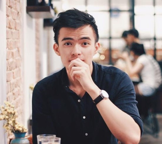 Không chỉ giỏi tiếng Anh, chàng trai sinh năm 1992 còn giao tiếp được bằng tiếng Pháp.