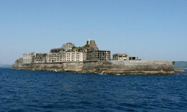 
Đảo Hashima giờ đây bị bỏ hoang với nhiều ám ảnh kinh hoàng của những người từng lao động tại đây.
