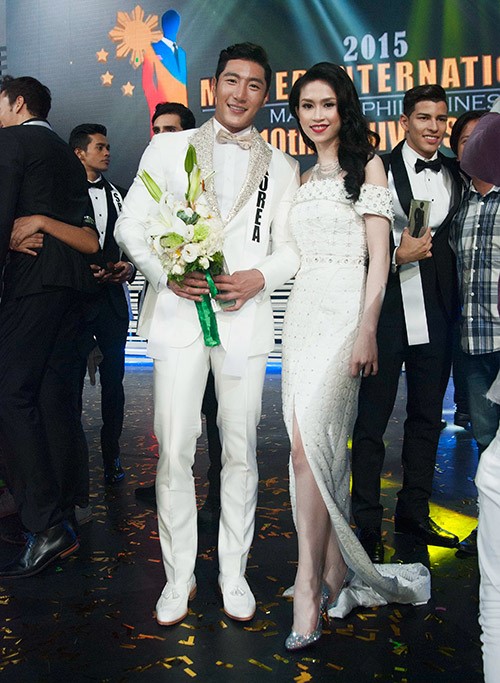 
Thu Vũ chụp ảnh cùng thí sinh Hàn Quốc ở hậu trường đêm chung kết. Ảnh: NVCC
