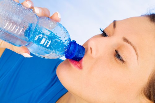 Nước sẽ giúp lọc các chất độc ra ngoài cơ thể nhanh hơn và cùng lúc làm sạch âm đạo