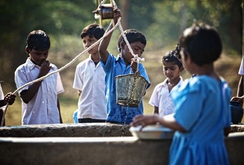 
Trẻ em trong làng cũng vui mừng vì có giếng nước mới.

