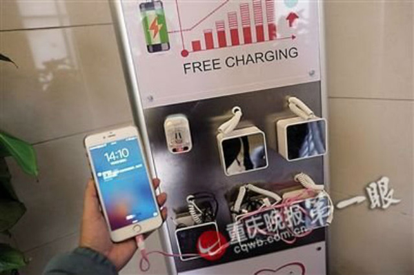 Các bộ sạc được gắn sẵn trên tường trong nhà vệ sinh này. Ảnh: Shanghaiist.com