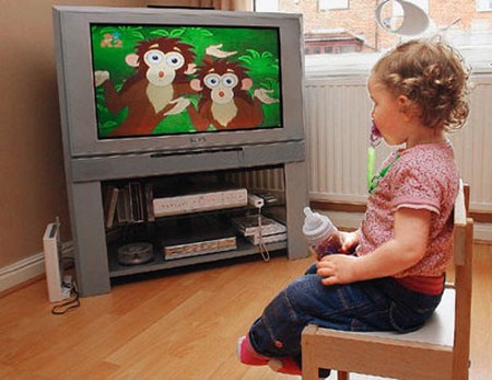 
Trẻ xem ti vi quá gần: Nguy cơ ảnh hưởng nghiêm trọng đến mắt.
