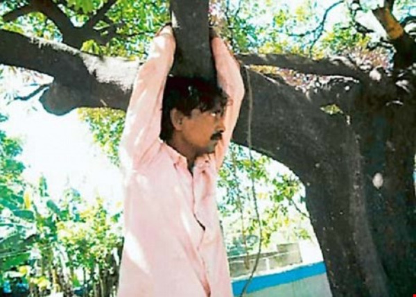 Một người đàn ông Ấn Độ bị trói vào cây (Ảnh minh họa: Daily Mail)