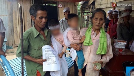 Gia đình đang làm tang lễ cho anh trong một không gian chật hẹp.