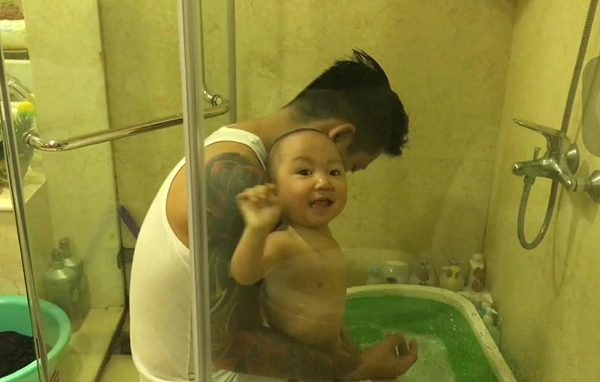 
Nhóc tỳ tỏ ra rất thích thú khi được bố tắm cho mình. Su Hào đã hơn 1 tuổi, rất bụ bẫm và đáng yêu.
