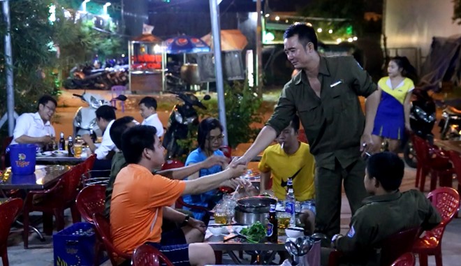 Các quán nhậu bình dân kiếm lãi đậm mỗi đêm trong mùa bóng đá. Ảnh: Thái Nguyễn