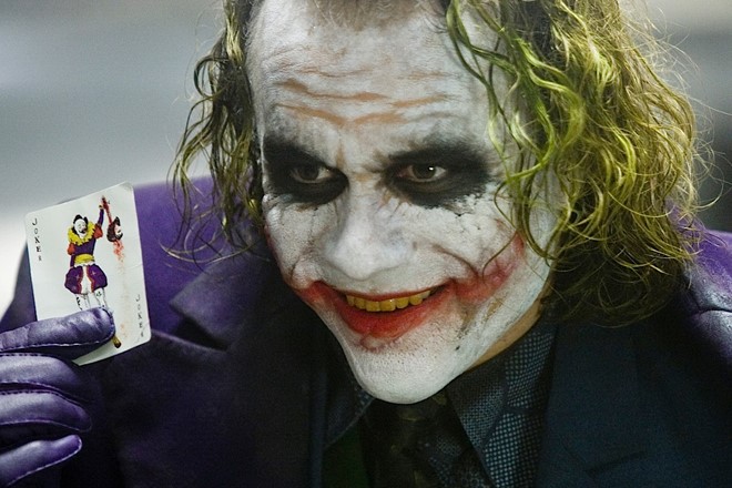
Joker (Heath Ledger) trong The Dark Knight (2008): Gương mặt trắng bệch, mái tóc xanh, cặp mắt sâu hoắm, đôi môi đỏ và điệu cười nhếch mép khinh bỉ, đó là những điểm khiến người ta nghĩ ngay đến Joker - kẻ thù truyền kiếp của siêu anh hùng Batman. Người ta không rõ gã có xuất thân từ đâu, mà chỉ biết hắn là một kẻ mưu mô, xảo quyệt đến không ngờ. Do đó, dù không mang trong mình sức mạnh vượt trội, Joker vẫn khiến cho Người Dơi gặp nhiều khó khăn bằng trí thông minh tuyệt đỉnh và những toan tính đầy thủ đoạn. Ảnh: Warner Bros.
