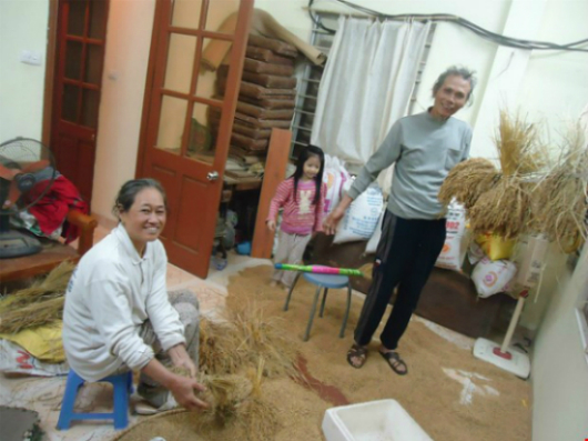 
Căn phòng gia đình ông không khác gì sân phơi thóc của nhà nông.
