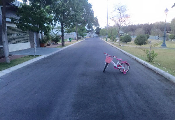 
Chiếc xe đạp bé Bánh Gạo bỏ lại trên đường để về nhà xem tiếp phim hoạt hình. Ảnh: FB.
