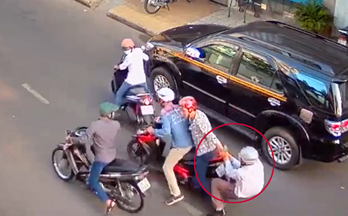 Nạn nh&acirc;n bị k&eacute;o l&ecirc; khi cố giữ lại t&agrave;i sản.&nbsp;Ảnh cắt từ clip