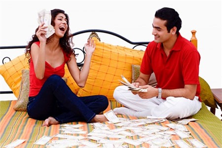 Mãi sau vợ anh mới giải thích hơn 10 năm qua, cô ấy tích cóp số tiền này nhờ nghề viết lách và bán hàng qua mạng (Ảnh minh họa).