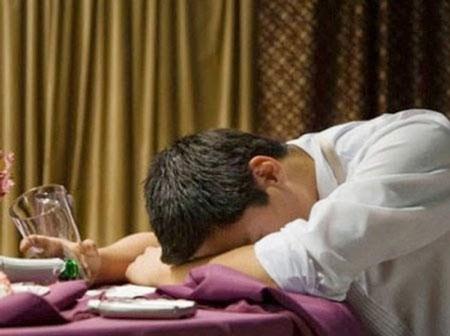 Anh bật khóc nghĩ tới lời Giám đốc từng nói với anh “Chẳng phải tầm thường đâu nhé! Lơ là sẽ mất đấy” (Ảnh minh họa).