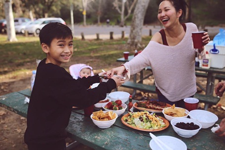 
“Bao năm ngày này đều vẫn cạnh nhau có Sonic giờ lại có Yvona! Giờ bước sang đây, cả nhà mình lại cùng có nhau buồn vui khổ sướng cùng chịu! Nhưng vợ vui vì khi chúng ta chạm phải, chúng ta lại càng quyết tâm trong chính bản thân mình hơn! Và giờ cánh cửa đã bắt đầu hé mở cho cuộc sống mới này! Cám ơn ngày 8/3 này mà chúng mình có nhau!”, Kim Hiền bồi hồi xúc động.
