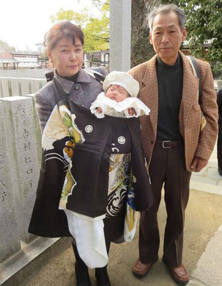 
Bố mẹ chồng của Kiều Thư luôn dành bế cháu, cầm đồ cho con dâu mỗi khi đi ra ngoài. Ảnh: NVCC.
