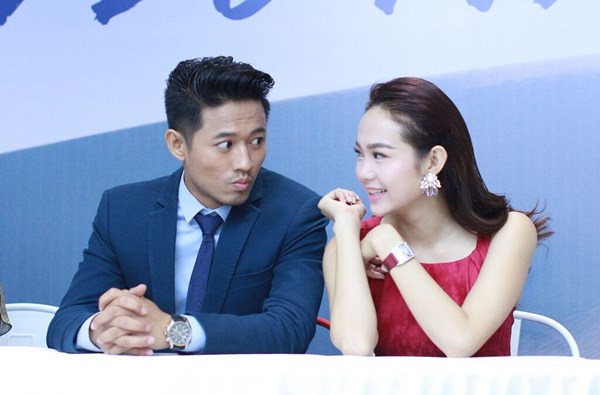 Quý Bình và Minh Hằng thân thiết trong buổi ra mắt phim Bao giờ có yêu nhau